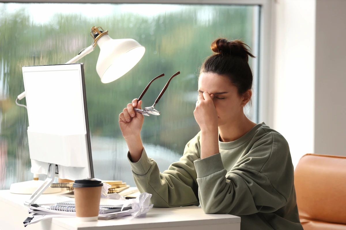 person experiencing digital eye strain from prolonged computer work
